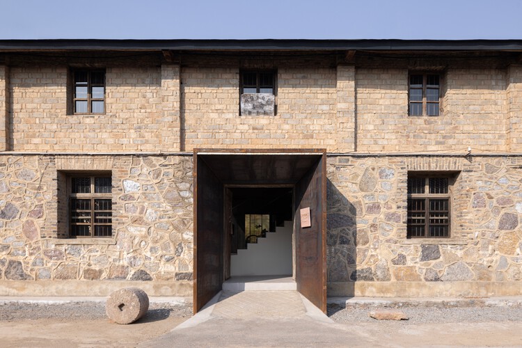 Sui County Hemei Center / Up Architecture -Exterior Photography、ドア、レンガ、コンクリート