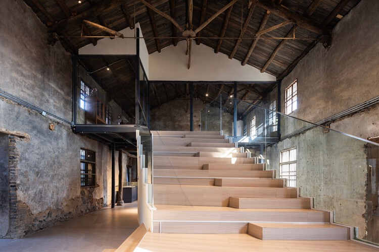 Sui County Hemei Center / Up Architecture-インテリア写真、階段、木材、ドア、コンクリート、ビーム
