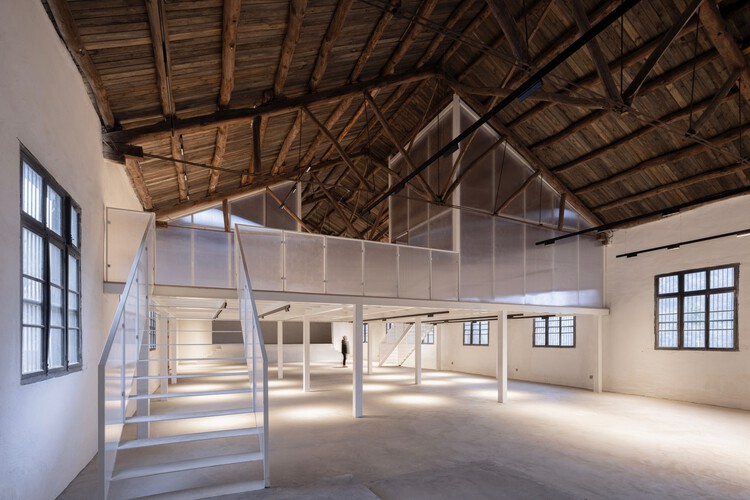 Sui County Hemei Center / Up Architecture-インテリア写真、階段、コンクリート、ビーム