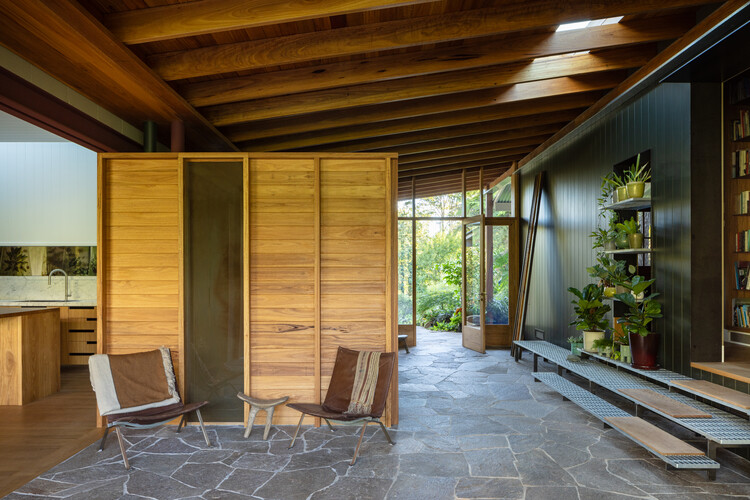 Zulaikha Laurence Tree Change House / Studio Zawa-インテリア写真、木材、椅子、ビーム
