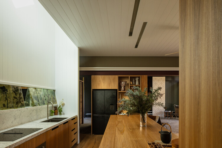 Zulaikha Laurence Tree Change House / Studio Zawa-インテリア写真、キッチン、木材、カウンタートップ、椅子