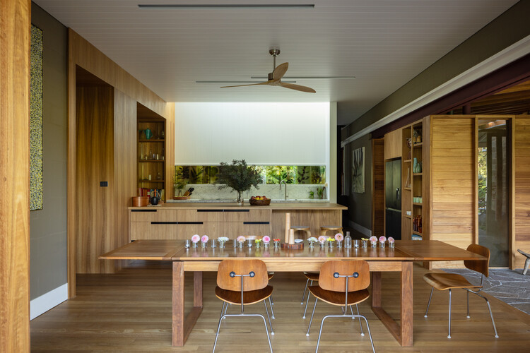 Zulaikha Laurence Tree Change House / Studio Zawa-インテリア写真、ダイニングルーム、木材、テーブル、照明、キッチン、カウンタートップ、椅子