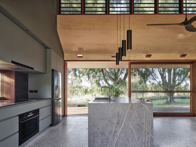 Kildrummie House / Ink Architectsシドニー - インテリア写真、キッチン、木材、カウンタートップ、ビーム