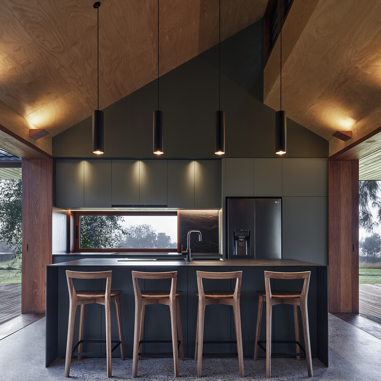 Kildrummie House / Ink Architectsシドニー - インテリア写真、キッチン、木材、照明、カウンタートップ、椅子、ビーム