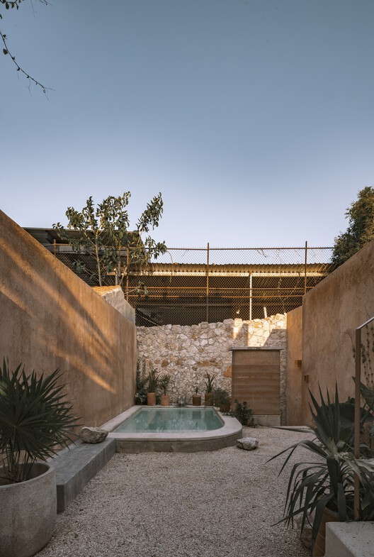 ポータル62 / Moro Taller de arquitectura + veinte diezz arquitectos-外装写真、コンクリート、中庭
