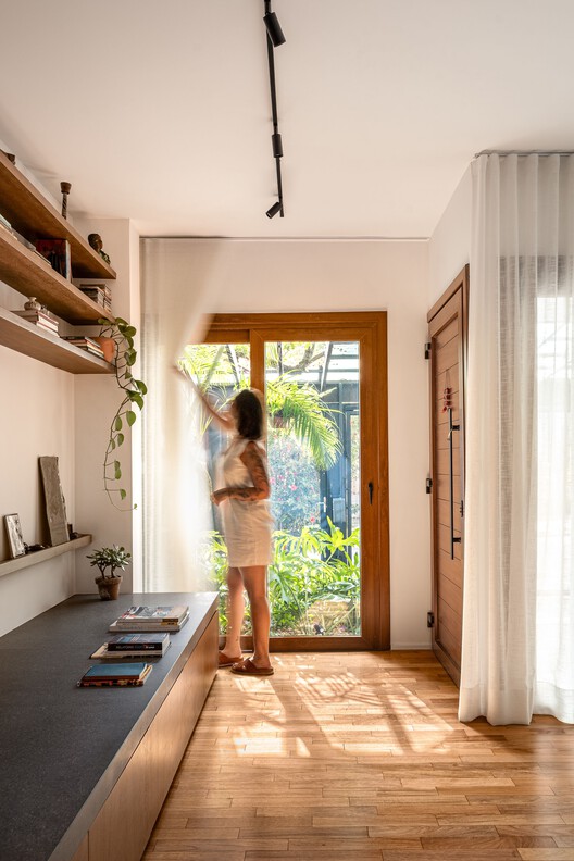 Casa Da Beta / Atelier Aberto Arquitetura-インテリア写真、木材、照明、ドア