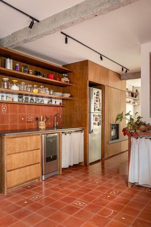 CASA DA BETA / ATELIER ABERTO ARQUITETURA-インテリア写真、キッチン、木材、カウンタートップ、椅子