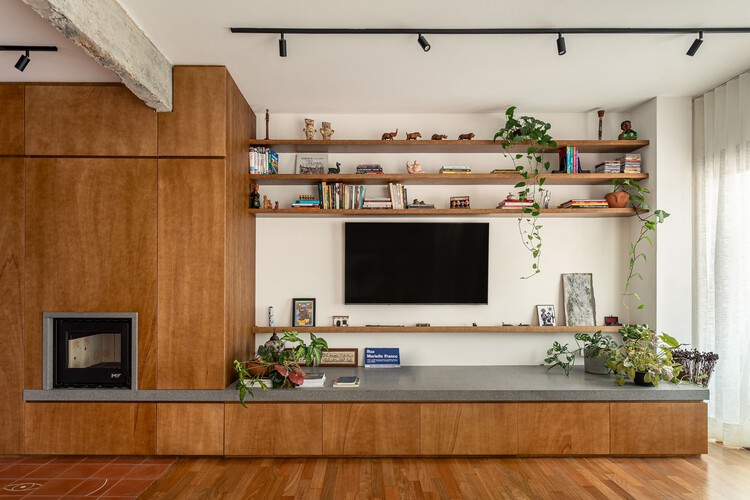 CASA DA BETA / ATELIER ABERTO ARQUITETURA-インテリア写真、キッチン、木材、棚、照明