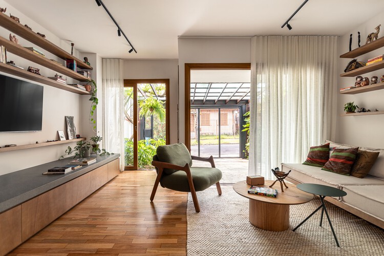 CASA DA BETA / ATELIER ABERTO ARQUITETURA-インテリア写真、リビングルーム、木材、ソファ、テーブル、照明、椅子
