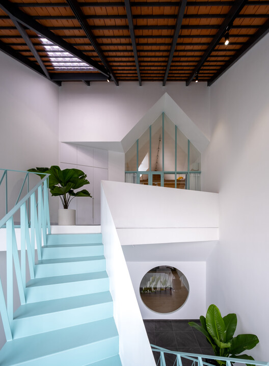 NhàQuanhSânHouse / Ad+Studio-インテリア写真、階段、ガラス、手すり