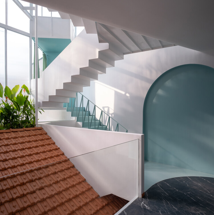 NhàQuanhSânHouse / Ad+Studio-インテリア写真、階段、ガラス、手すり