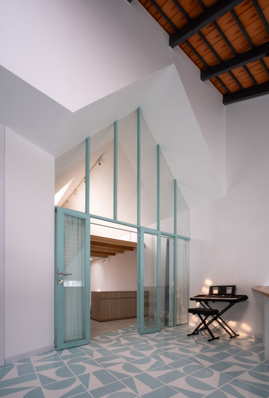 NhàQuanhSânHouse / Ad+Studio-インテリア写真、木材、照明、ガラス