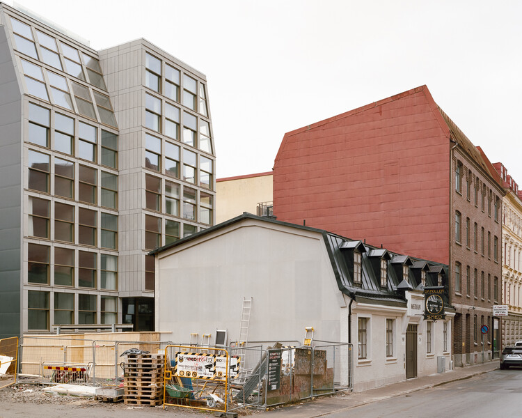 BRF Smedjan Courtyard Building and Gatehouse /HögbergGillnerArkitektur-外観写真、窓、ファサード、コンクリート