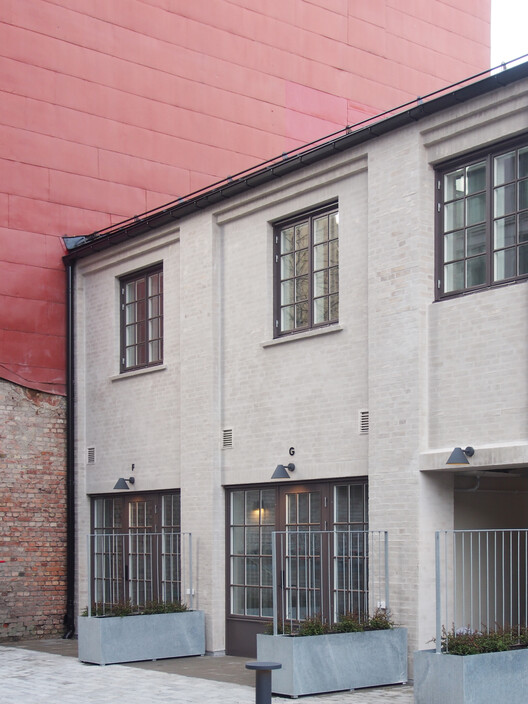 BRF Smedjan Courtyard Building and Gatehouse /HögbergGillnerArkitektur-インテリア写真、ドア、レンガ、コンクリート