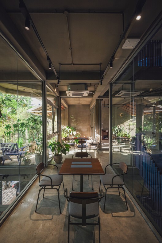 Dom -Ino Hub / Atelier Tho.A-インテリア写真、椅子、バルコニー、中庭、パティオ