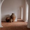 接地されたインテリア：10の現代的なインテリアを通して地球ベースの床を探索します