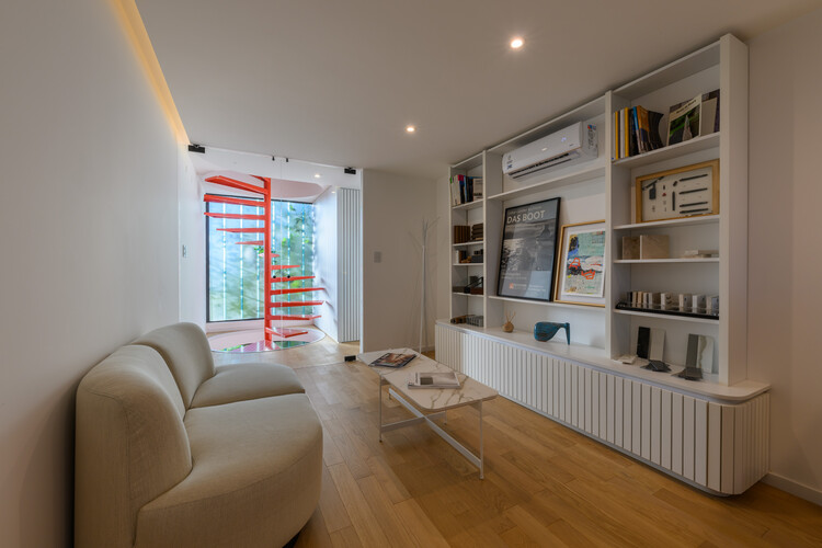 FranViñasArquitectosStudio / fv Arquitectos-インテリア写真、リビングルーム、棚、木材、ソファ、照明、椅子