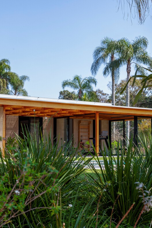 House CF / Sandra saeeg Tranchesi arquitetura-外観写真、木、梁