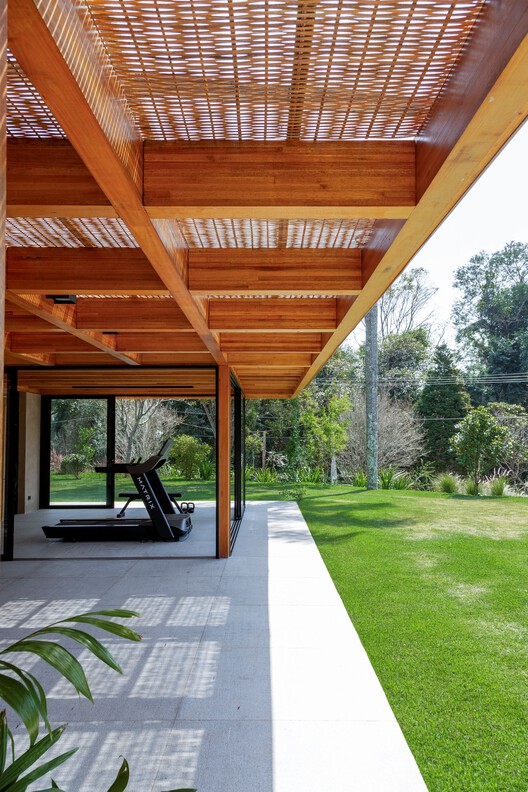ハウスCF / Sandra Sayeg Tranchesi Arquitetura-インテリア写真、木、梁、庭