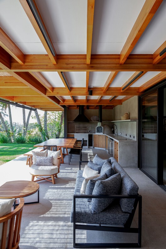 ハウスCF / Sandra Sayeg Tranchesi Arquitetura-インテリア写真、リビングルーム、木材、テーブル、椅子、ビーム、パティオ、デッキ