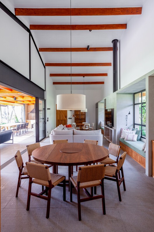 ハウスCF / Sandra Sayeg Tranchesi Arquitetura-インテリア写真、ダイニングルーム、木材、テーブル、椅子、照明、ガラス
