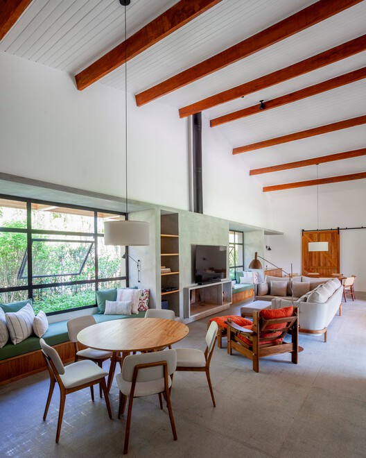 ハウスCF / Sandra Sayeg Tranchesi Arquitetura-インテリア写真、木材、テーブル、ソファ、照明、椅子