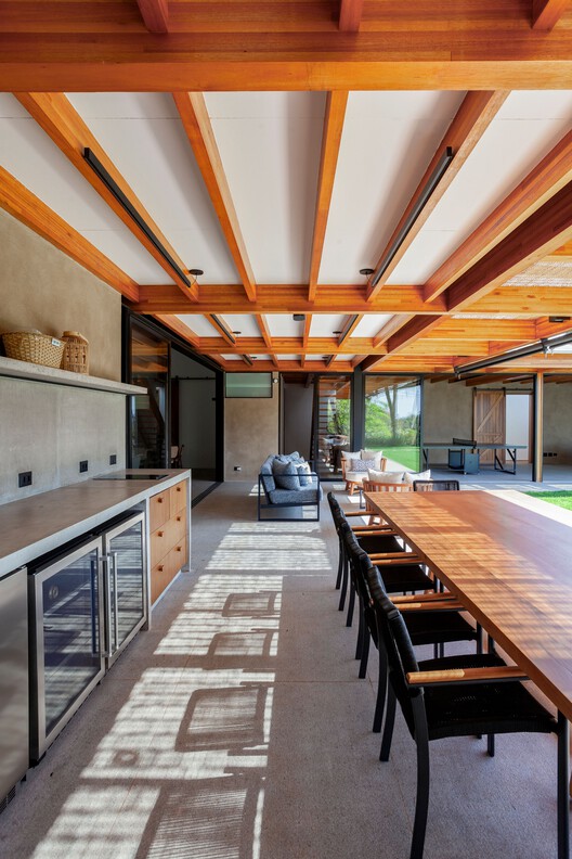 ハウスCF / Sandra Sayeg Tranchesi Arquitetura-インテリア写真、キッチン、木材、テーブル、ビーム、椅子