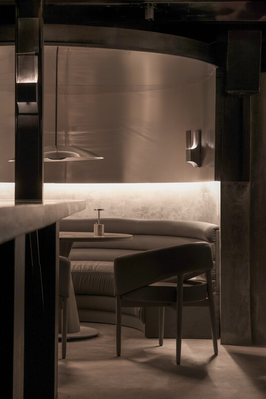 Lair Restaurant Bar / Renesa Architecture Design Interiors Studio-インテリア写真、照明、椅子