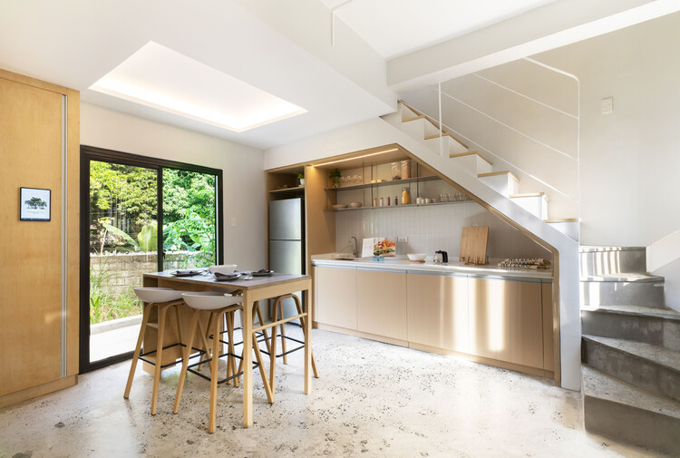 Sienna Net -Zero Home /億万長者 - インテリア写真、キッチン、木材、カウンタートップ、照明、椅子