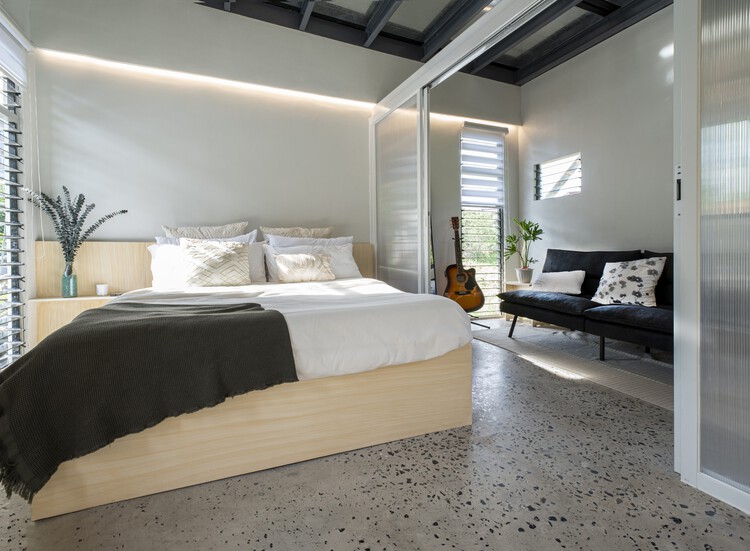 Sienna Net -Zero Home /億万長者 - インテリア写真、ベッドルーム、木材、ベッド、照明、椅子