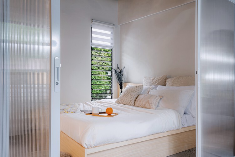 Sienna Net -Zero Home /億万長者 - インテリア写真、ベッドルーム、ベッド、木材、照明、ドア
