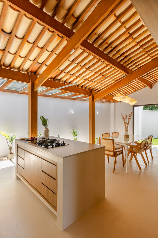House Graviola /SertãoArquitetos-インテリア写真、キッチン、木材、ビーム、カウンタートップ