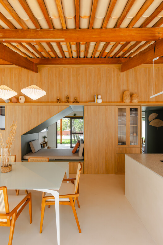 House Graviola /SertãoArquitetos-インテリア写真、キッチン、木材、ビーム