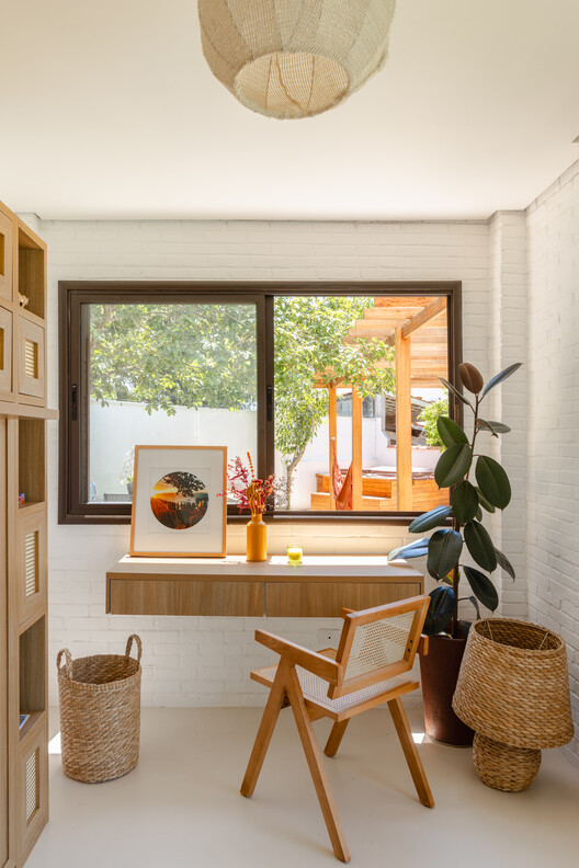 House Graviola /SertãoArquitetos-インテリア写真、木材、照明、テーブル、椅子