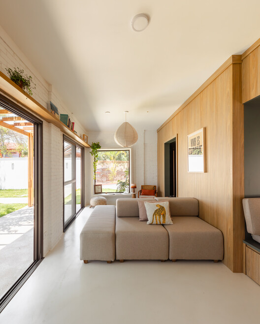 House Graviola /SertãoArquitetos-インテリア写真、リビングルーム、木材、ソファ、照明、テーブル