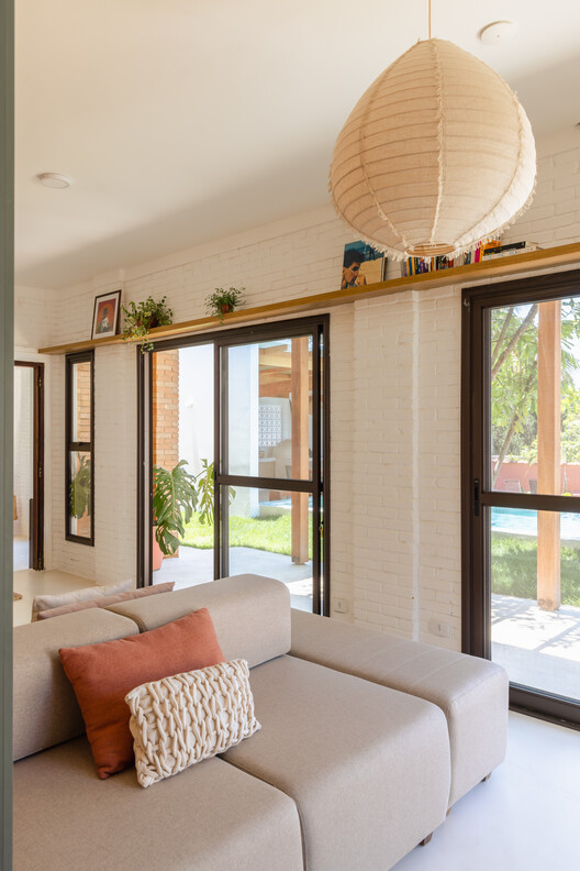 House Graviola /SertãoArquitetos-インテリア写真、リビングルーム、木材、照明、テーブル、椅子