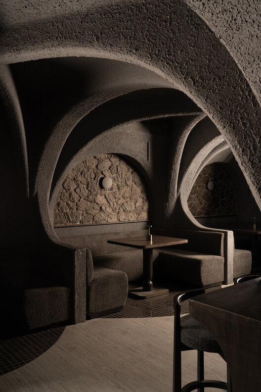 Callme Ten Restaurant / Renesa Architecture Design Interiors Studio-インテリア写真、アーチ、椅子、アーケード