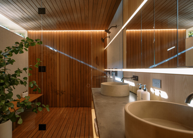 The Periphery House / Locus Studio-インテリア写真、バスルーム、木材、照明、カウンタートップ