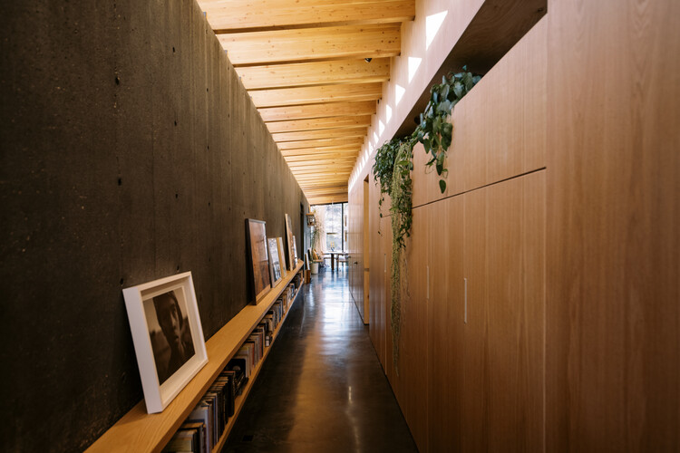 The Periphery House / Locus Studio-インテリア写真、木材