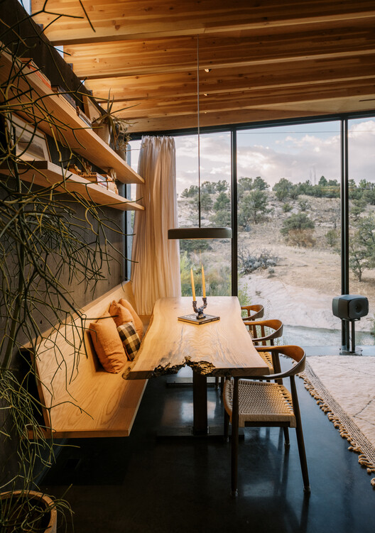 The Periphery House / Locus Studio-インテリア写真、木材、テーブル、照明、椅子