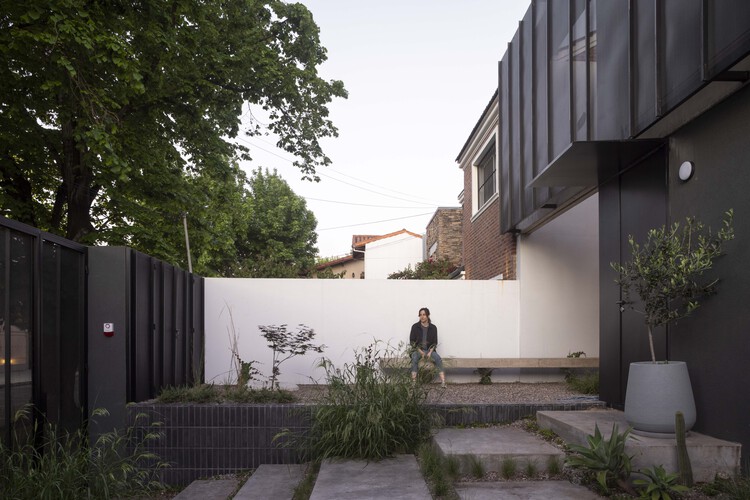 Olivos House / Estudio Glad-外観写真、コンクリート、中庭