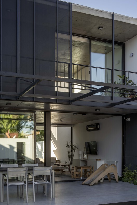 Olivos House / Estudio Glad-インテリア写真、キッチン、ドア、バルコニー、コンクリート、中庭