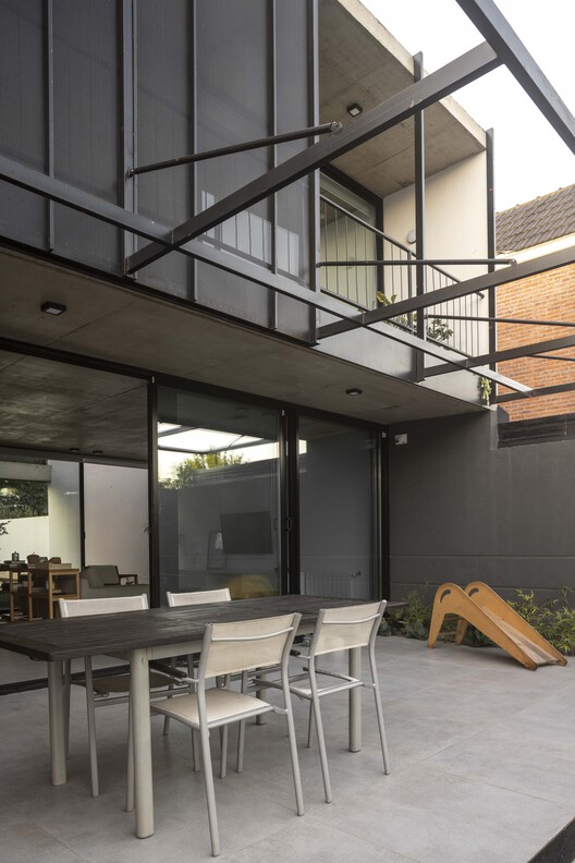 Olivos House / Estudio Glad-インテリア写真、バルコニー、椅子、中庭