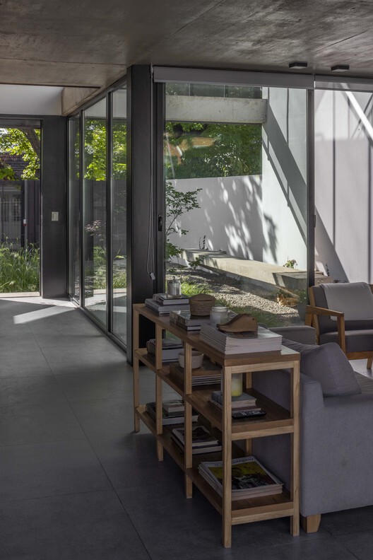 Olivos House / Estudio glad-インテリア写真、木材、椅子