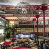 文化、芸術、材料をブレンドするバーやレストランのインテリア：バルセロナでのエルエイコークリーチボと彼らの作品
