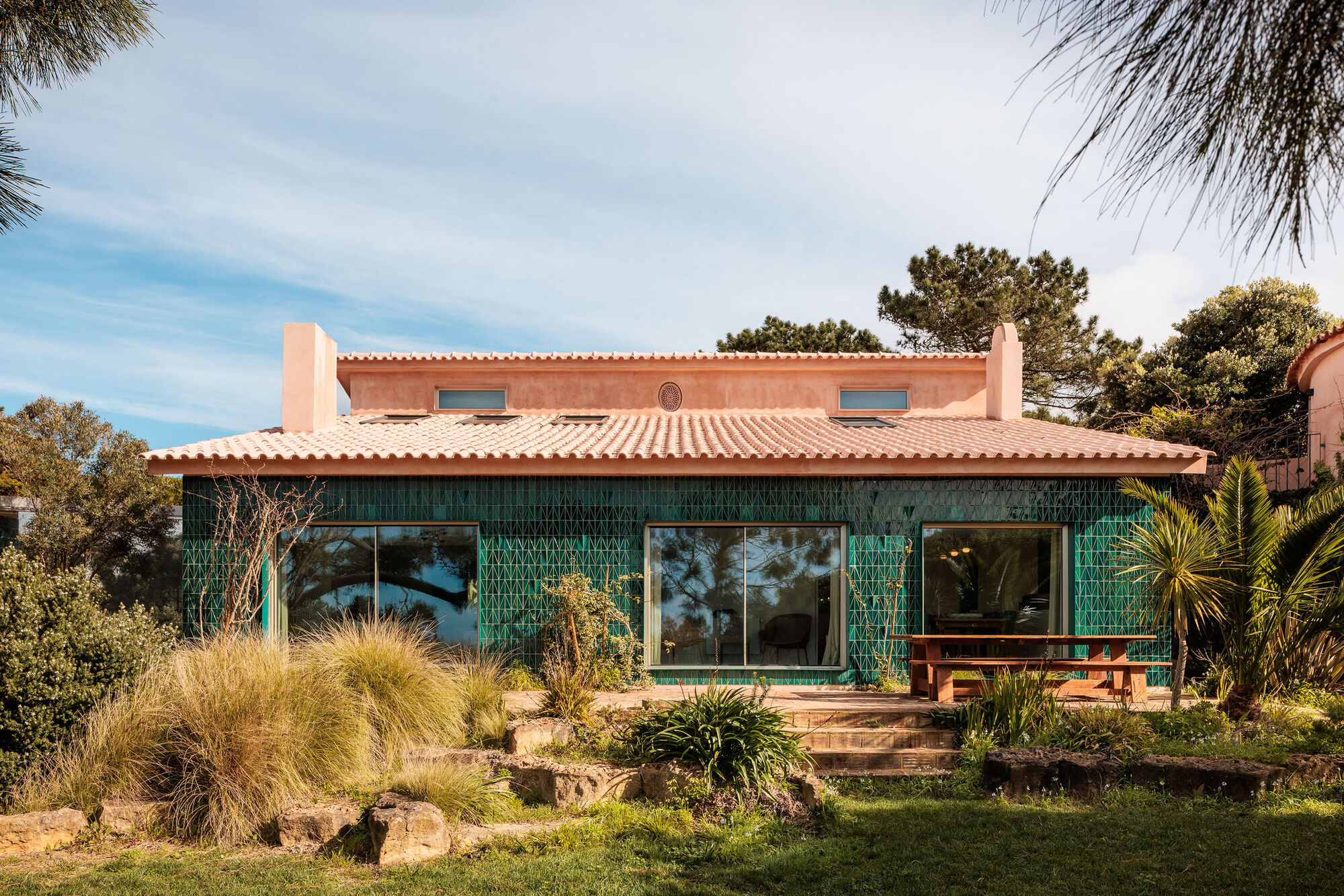 HouseAzóiaAIP /JoãoTiagoAguiar、Arquitectos