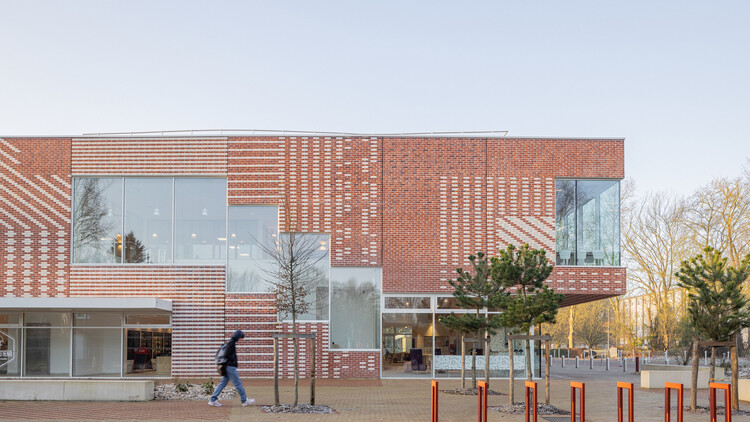 （s）Pace Pariselle Educational Building / D'Houndt+Bajart Architectes＆Associés-外観写真