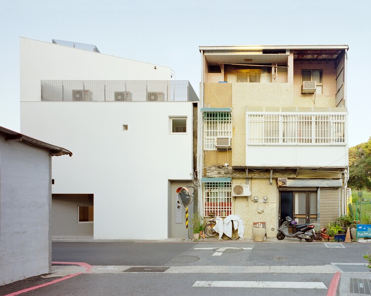 Triangle House / Metrics Architecture Studio-外装写真、バルコニー、コンクリート