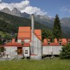 幾何学的形状と原材料の間：イタリアの残忍な事例