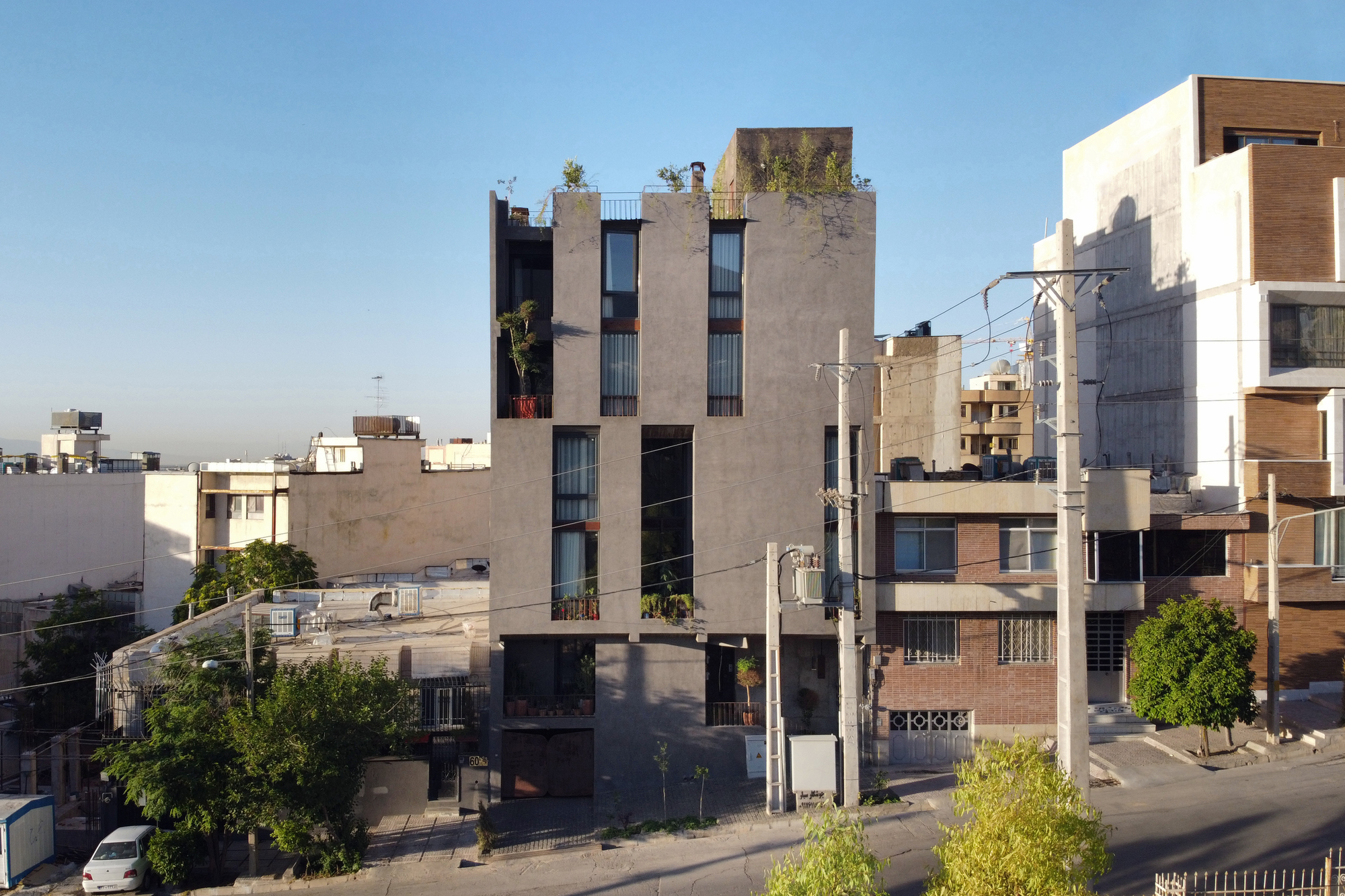 不在：マリアムとファラジ・シラズ /アルボルズ・モハマディ /ケラマティの建築家の住宅アパート